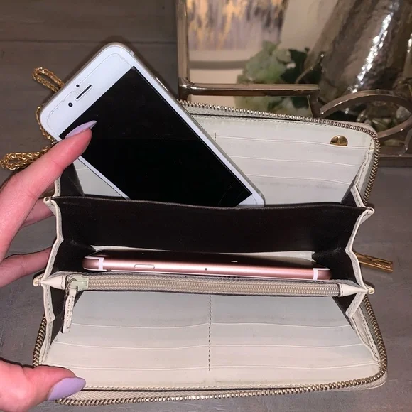 Gucci GG champagne monogram crossbody wallet - Picture 4 of 15